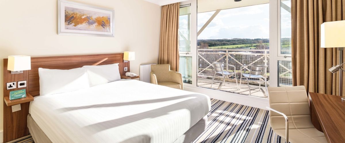 Holiday Inn Leeds - Brighouse guest room with balcony